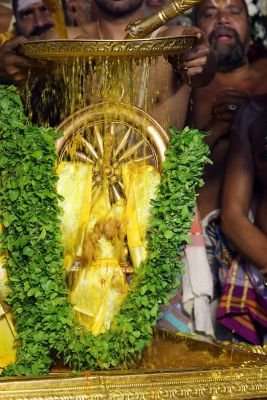వైభవోపేతంగా చక్రధారుడి చక్రస్నానం
