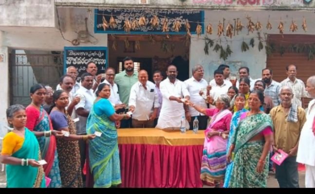 గౌడవల్లిలో డిజిటల్ రేషన్ స్మార్ట్ కార్డుల పంపిణీ