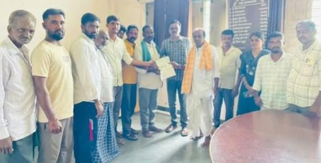 సీఎంఆర్ఎఫ్ చెక్కుల పంపిణీ..