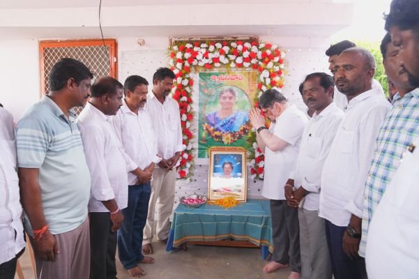 దుర్గపు సుజాత కుటుంబాన్ని పరామర్శించిన మంత్రి పొన్నం