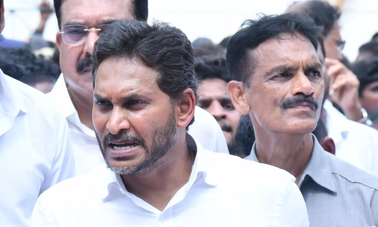 విశాఖ మేయర్‌, కార్పొరేషన్‌ను హైజాక్‌ చేసిన తీరును ప్రజలకు చెప్పాలి: జగన్‌