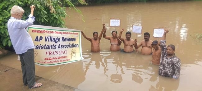 తమ న్యాయమైన కోరికలు తీర్చాలంటూ వీఆర్ఏల అర్ధనగ్న జల దీక్ష