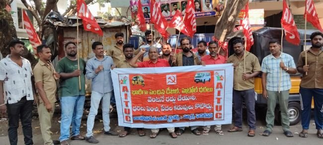 డ్రైవర్లకు ప్రభుత్వం నిత్యవసర వస్తువులు ఇచ్చి ఆదుకోవాలి  జి. వామనమూర్తి  డిమాండ్.