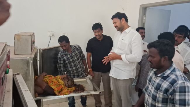 కూలీలపై దూసుకెళ్లిన లారీ ఒకరు మృతి నలుగురికి తీవ్ర గాయాలు