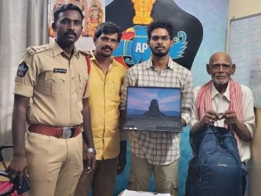 రైలు లో దొరికిన లాబ్ టాబ్, నగదు విలువైన పత్రాలను పోలీసులుకు అప్పగింత