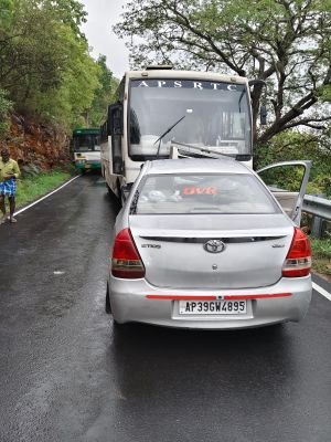 శ్రీశైలం ఘాట్ రోడ్ లో ప్రమాదం