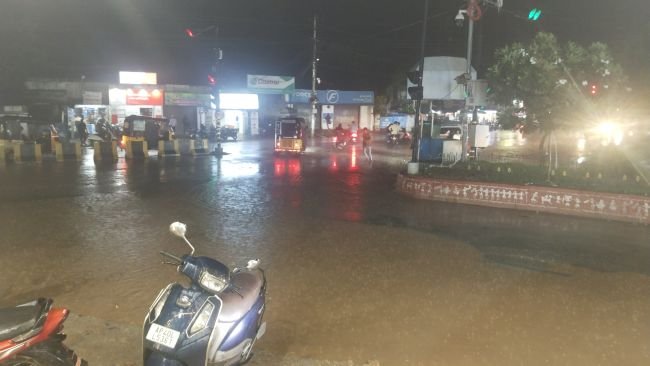 కడపలో దంచికొట్టిన వర్షం.. జలమయమైన రహదారులు