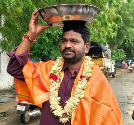 వేలంపాటలో వెండి బిల్లను దక్కించుకున్న కాచన శ్రీనివాస్ రెడ్డి 