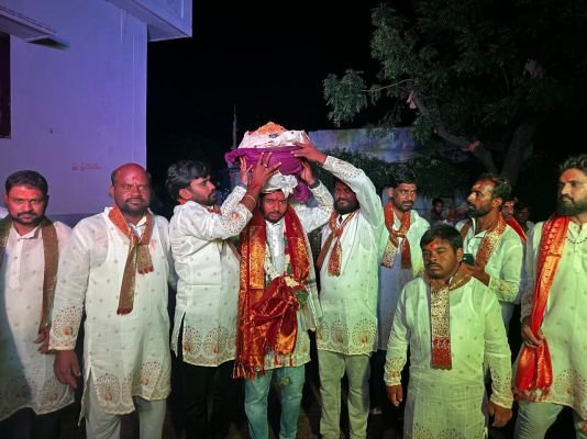 ఆరేగూడెంలో రికార్డు ధర పలికిన లడ్డూ