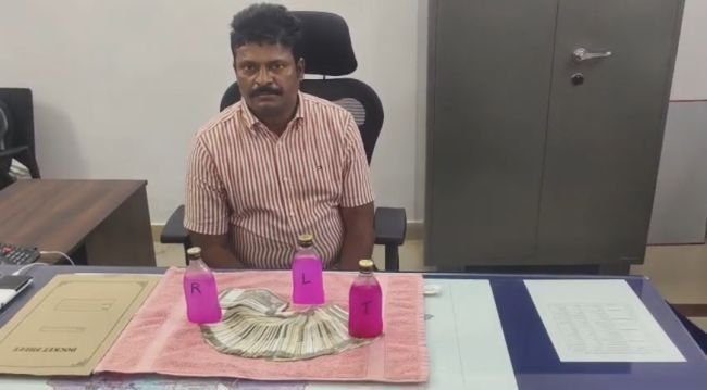 పాడేరు కలెక్టరేట్‌లో ఏసీబీ మెరుపుదాడి రూ.50 వేల లంచం తీసుకుంటూ పట్టుబడ్ డిఆర్ఓ 