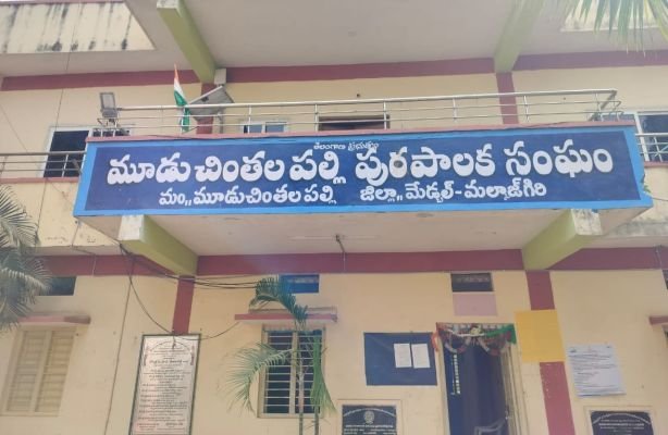 ప్రభుత్వ షట్టర్లపై అద్దెదారుల పేచీ.. బహిరంగ వేలంతో అసలు బాగోతం బట్టబయలు..!