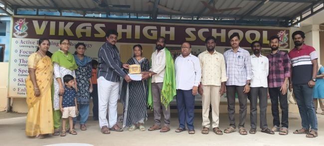 నీట్ పరీక్షల్లో మెడికల్ సీట్ సాధించిన హర్షిత రాథోడ్