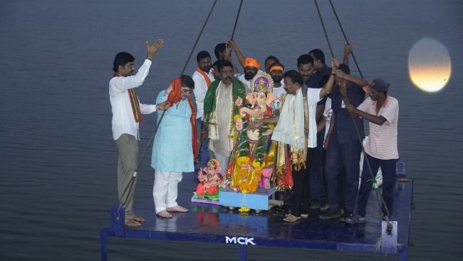 గణనాథులకు ఘన వీడ్కోలు