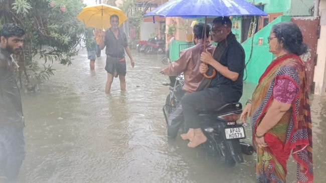 ముంపు ప్రాంతాల్లో.. కాకినాడ కమీషనర్ 