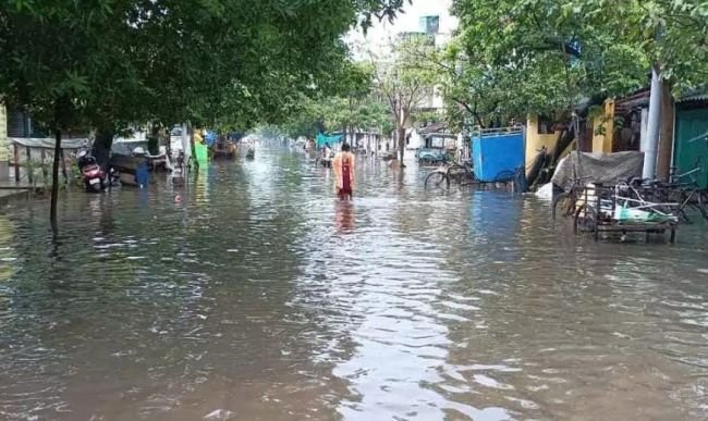తీరంలో అలజడి..మన్యంలో వాగుల ఉదృతి