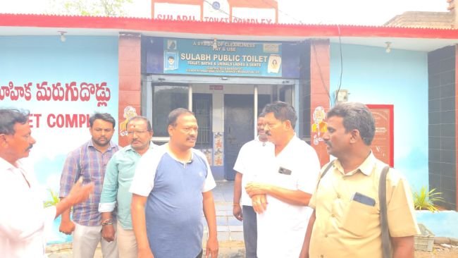 సులభ్ కాంప్లెక్స్ లను తనిఖీ చేసిన మున్సిపల్ కమీషనర్. 