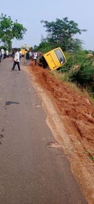 అనంతపురం జిల్లాలో స్కూల్ బస్సు బోల్తా