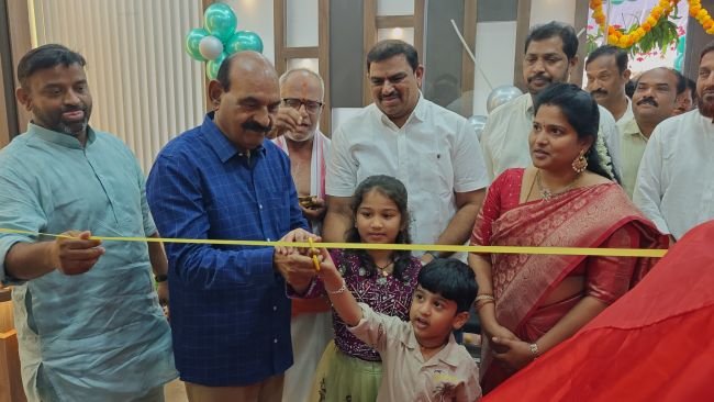 నంద్యాలలో ‘డా॥ శివాస్ డెంటోకేర్ ను ప్రారంభించిన రాష్ట్ర న్యాయ, మైనార్టీ సంక్షేమ శాఖ మంత్రి ఎన్ఎండి ఫరూక్