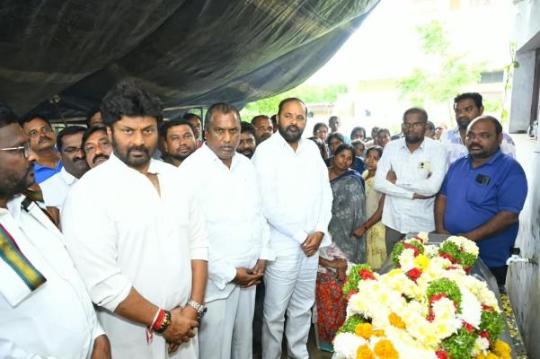 జర్నలిస్ట్ రమేష్ మృతదేహానికి నివాళులు అర్పించిన మంత్రి, ప్రభుత్వ విప్.