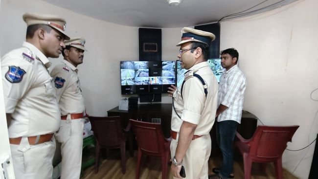 సుల్తానాబాద్ పోలీస్ స్టేషన్‌ను తనిఖీ చేసిన సీపీ అంబర్ కిషోర్ ఝా  ప్రజలకు మర్యాదపూర్వకంగా,నాణ్యమైన పోలీస్ సేవలు అందించాలి 