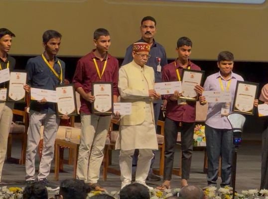 10th class విద్యార్థికి లక్ష బహుమతి