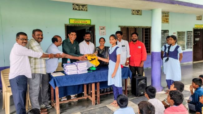 పూర్వ విద్యార్థుల సౌజన్యంతో 190 హౌస్‌ డ్రెస్సుల పంపిణీ...