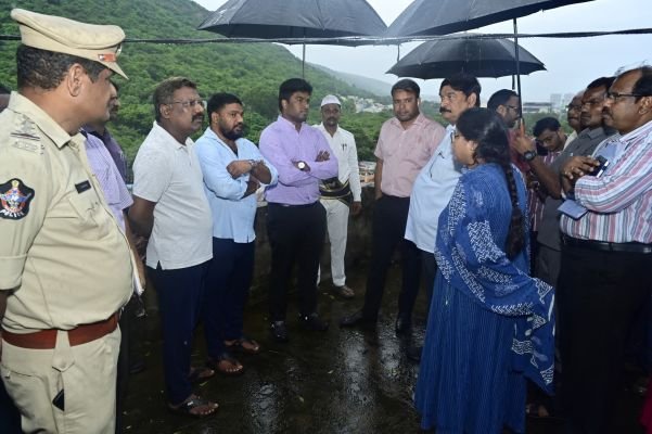 భారీ వర్షాలపై విశాఖ కలెక్టర్ సమీక్ష: అధికారులకు హైఅలర్ట్, తక్షణమే నష్టం అంచనాకు ఆదేశాలు