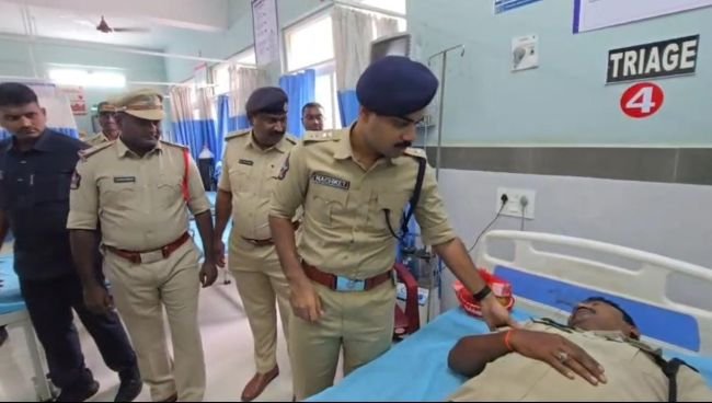 ఎర్రచందనం స్మగ్లర్ చేతుల్లో గాయపడ్డ పోలీసులను పరామర్శిస్తున్న జిల్లా ఎస్పీ 