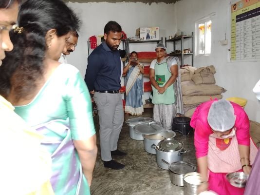 కేజీబీవీ పాఠశాలను ఆకస్మికంగా తనిఖీ చేసిన జిల్లా కలెక్టర్ 