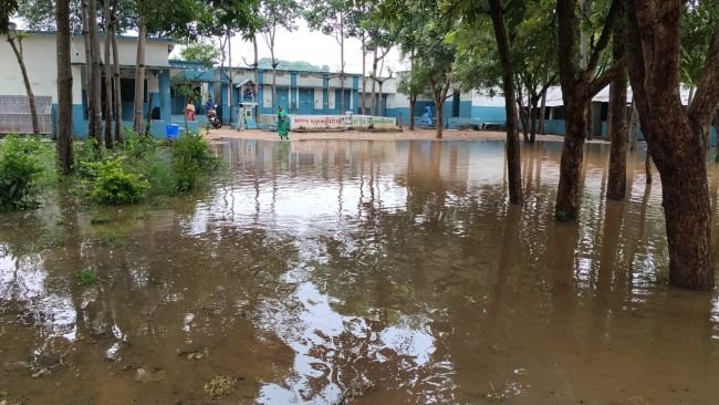 భారీ వర్షానికి జలమయమైన కనగర్తి పాఠశాల