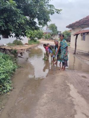 రోడ్డుపై చేరిన నీరు, నాటు వేస్తూ నిరసన తెలిపిన మహిళలు
