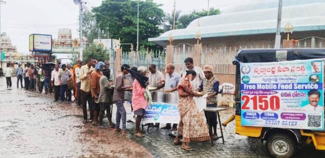 పేదలకు భోజనం దుస్తులు పంపిణీ