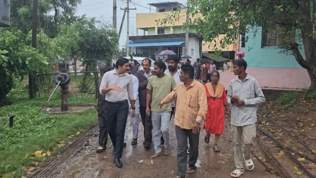 జల దిగ్బంధంలో పలు గ్రామాలు 