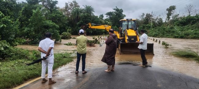 పోలీసులు జోక్యంతో ఎట్టకేలకు గోయిది గెడ్డ ప్రవాహం క్లియర్