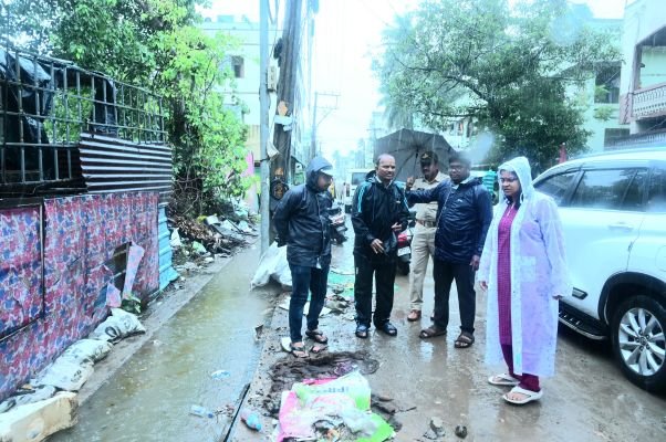 లోతట్టు ప్రాంతంలో కలెక్టర్ విస్తృత పర్యటన