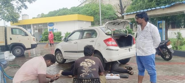 పెట్రోల్ బంక్ లో డీజిల్ కు బదులు నీరు 