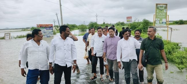 ముంపు ప్రాంతాల్లో డాక్టర్ ధర్మాన కృష్ణచైతన్య పర్యటన: రైతులకు, మత్స్యకారులకు తక్షణ పరిహారం అందించాలని డిమాండ్