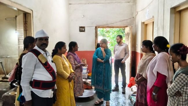 గురుకుల పాఠశాలలో అధికారులు