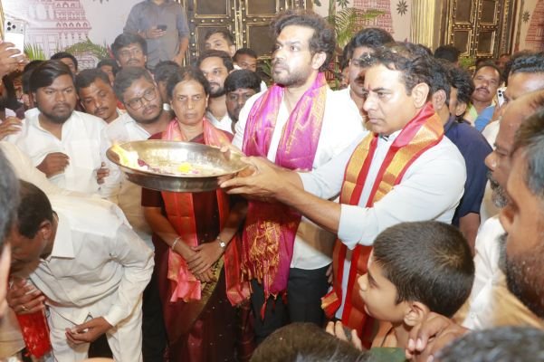 బాలపూర్ గణపయ్యకు సబితమ్మ ప్రత్యేక పూజలు