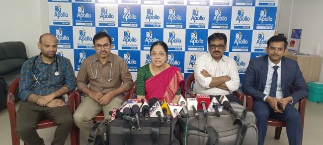 నెల్లూరు అపోలో హాస్పిటల్లోఅరుదైన శస్త్రచికిత్స===700 గ్రాముల బరువుతో జన్మించిన నవజాత శిశువు