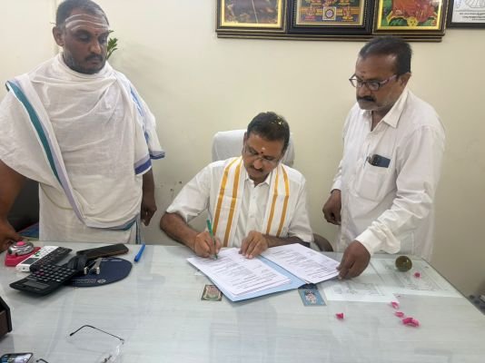 శ్రీ రాజరాజేశ్వరి ఆలయ ఈవోగా నూతలపాటి శ్రీధర్ నాయుడు