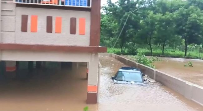 ఆర్నభ్ తుఫాను బీభత్సంతో  నీటమునిగిన మధురవాడ ప్రాంతాలు
