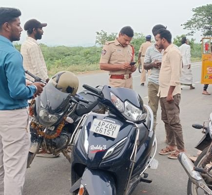 హెల్మెట్‌ తప్పనిసరి.. నిబంధనలు పాటించాలి  వాహనదారుల భద్రతే లక్ష్యం  వల్లూరు ఎస్సై సూర్యనారాయణ రెడ్డి