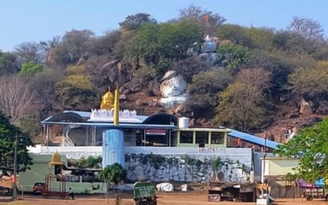 పెద్దాపూర్ గిరి ప్రదక్షిణకు సురేష్ ఆత్మారామ్ మహారాజ్ గురూజీ