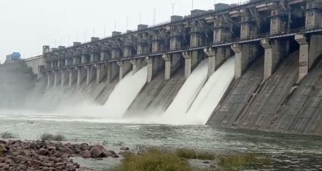 మిడ్ మానేరు 4 గేట్లు ఎత్తివేత 