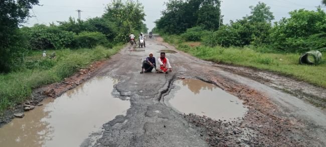 బోయినపల్లి-కొదురుపాక బ్రిడ్జి రోడ్డులో గుంతలు - సీపీఎం నిరసన..