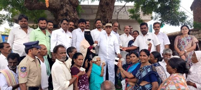 చిట్టిగిద్దలో స్మార్ట్ రేషన్ కార్డుల పంపిణీ