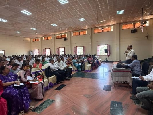 ప్రధానోపాధ్యాయుల సమావేశంలో డీఈఓ