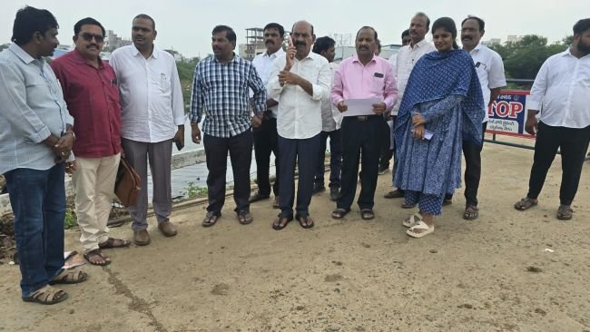 ప్రథమ నంది దేవస్థానం వద్ద కూలిపోయిన బ్రిడ్జి సమస్యను శాశ్వతంగా పరిష్క రిస్తాం-రాష్ట్ర న్యాయ, మైనార్టీ సంక్షేమ శాఖ మంత్రి ఎన్ఎండి. ఫరూక్