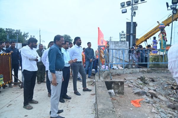 వినాయక నిమజ్జనోత్సవాలను పరిశీలించిన జిల్లా కలెక్టర్